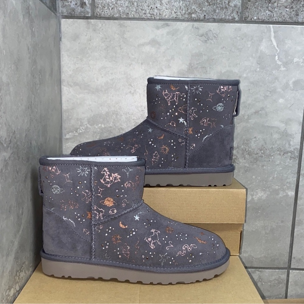 UGG CLASSIC ZODIAC MINI SIZE-9 WOMEN
NIGHTFALL
‼️NO BOX‼️AUTHENTIC